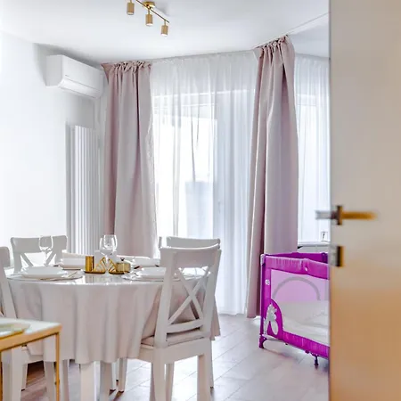 Lejlighed Golden Wings By Aparo -- Cicha Okolica, Nowy Apartament, Taras, Lozeczko Dla Dziecka, Nowoczesne Bemowo *