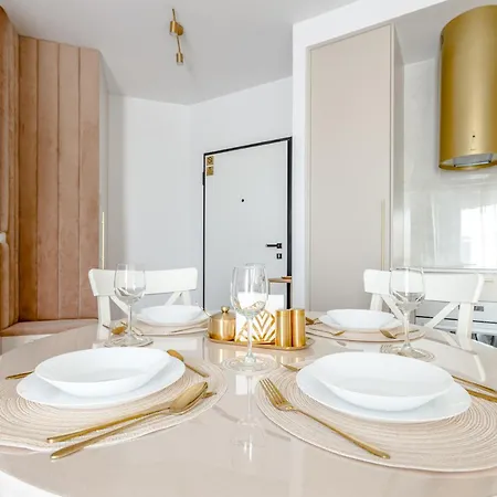 Golden Wings By Aparo -- Cicha Okolica, Nowy Apartament, Taras, łóżeczko Dla Dziecka, Nowoczesne Bemowo Varsóvia